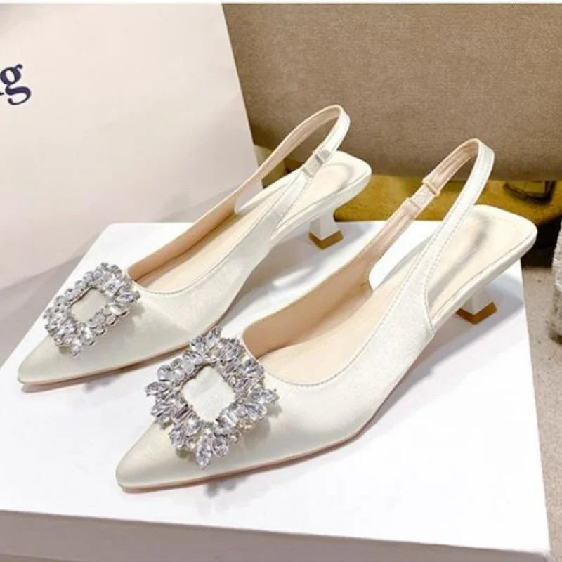 Verão Mulheres Sandálias Sapatos Novas das Mulheres Apontou Toe Raso Nude Diamante Rosa Sapatos Salto Baixo Voltar Strappy Sapatos Mulheres sapatos de vestido