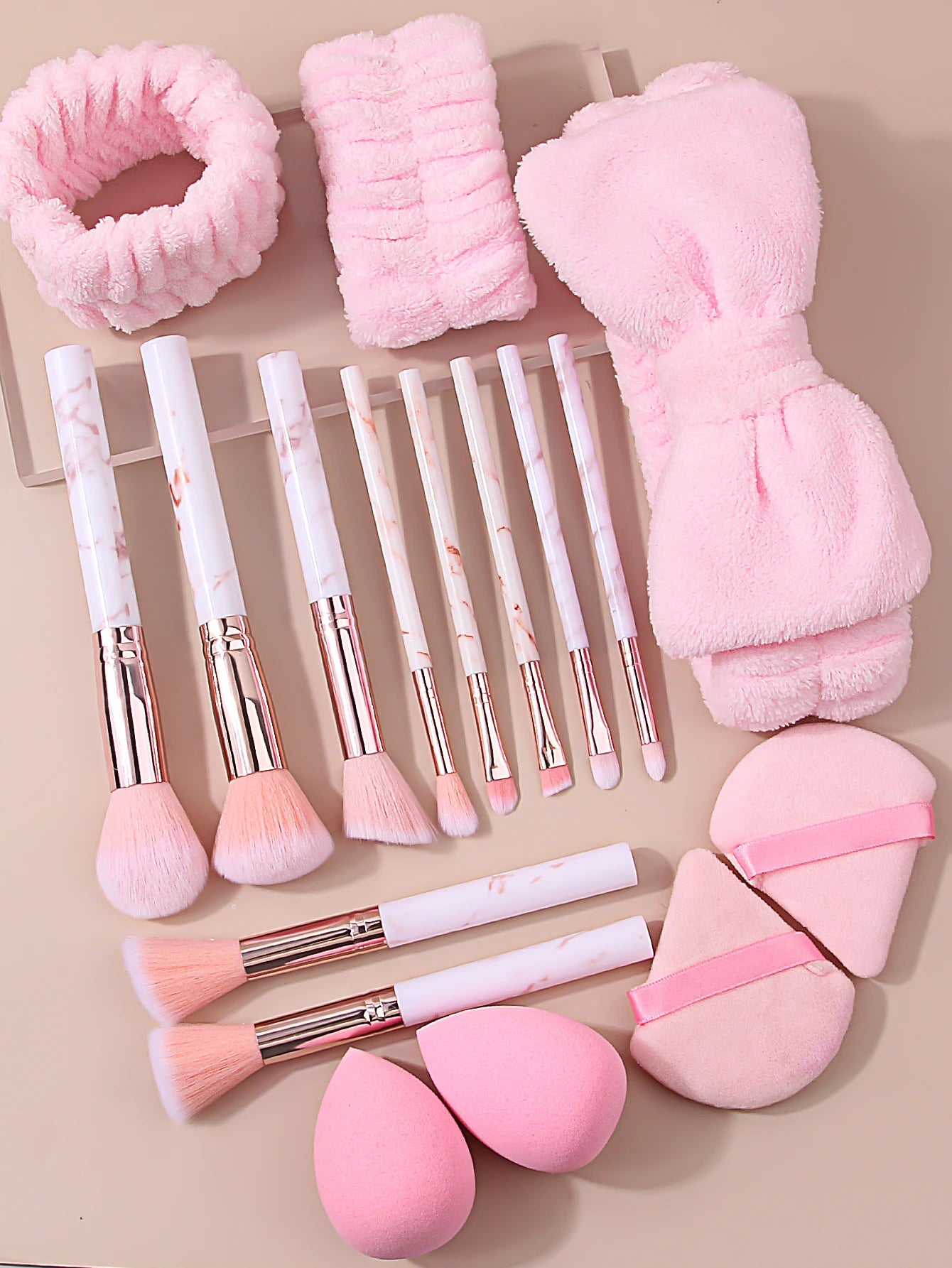 17 pçs conjunto de escova de maquiagem rosa, escova facial multifuncional + faixa de cabelo macio pulseira + esponja fina ovo triangular pó puff