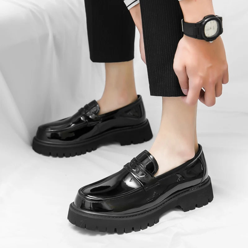 O homem da marca de luxo britânico clássico apontou sapatos vestido dos homens couro patente preto sapatos de casamento oxford sapatos formais moda brilhante