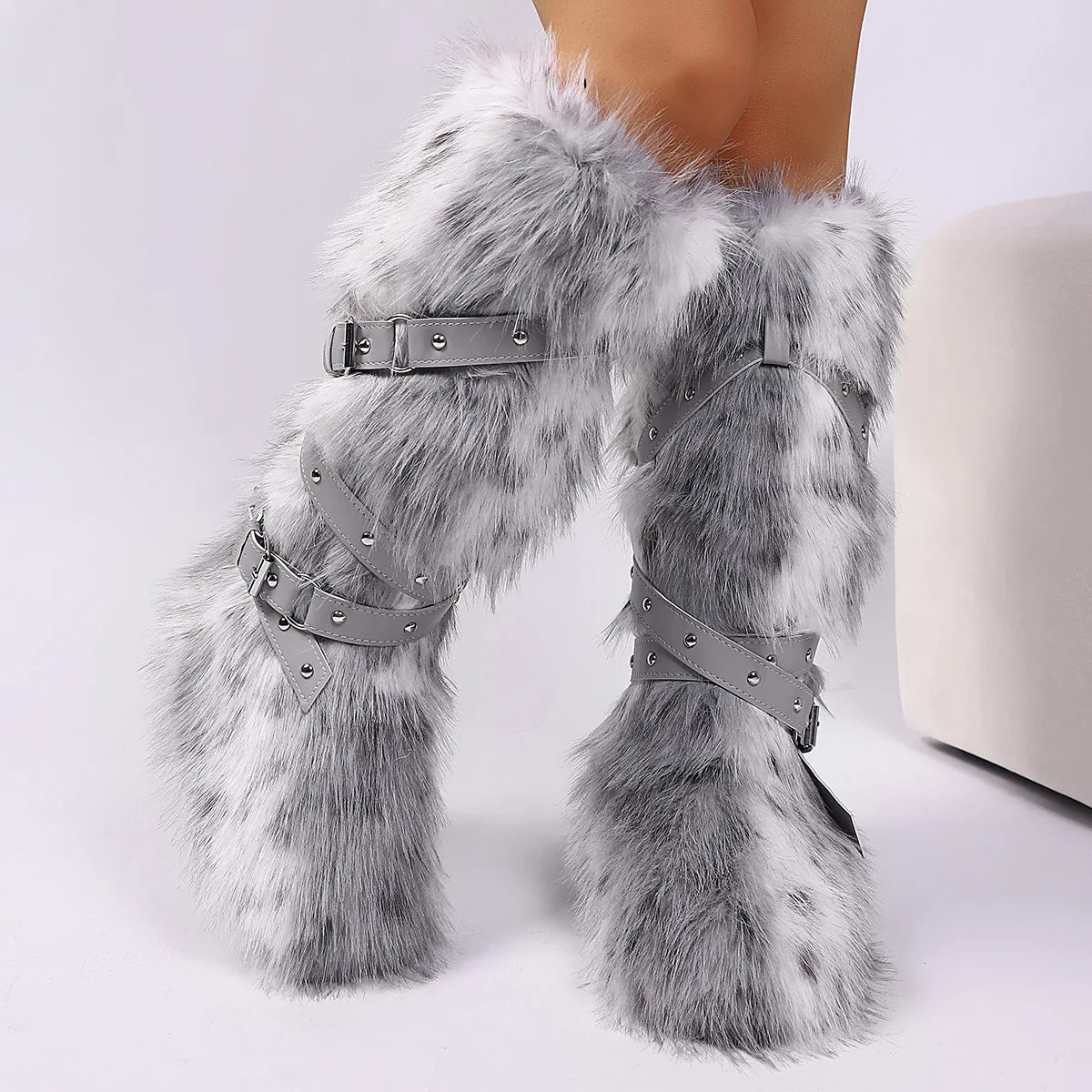 Botas femininas felpudas até o joelho |   Calçado de inverno com detalhes multi-fivela, texturas de leopardo e shearling