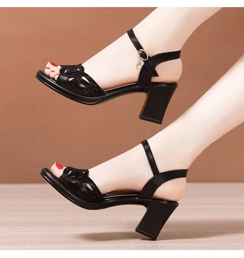 Sandálias Femininas Plataforma Elegantes com Strass Pretas para Trabalho e Dia a Dia, Tamanhos Pequenos 32-43, Salto Bloco Médio, Verão 2026