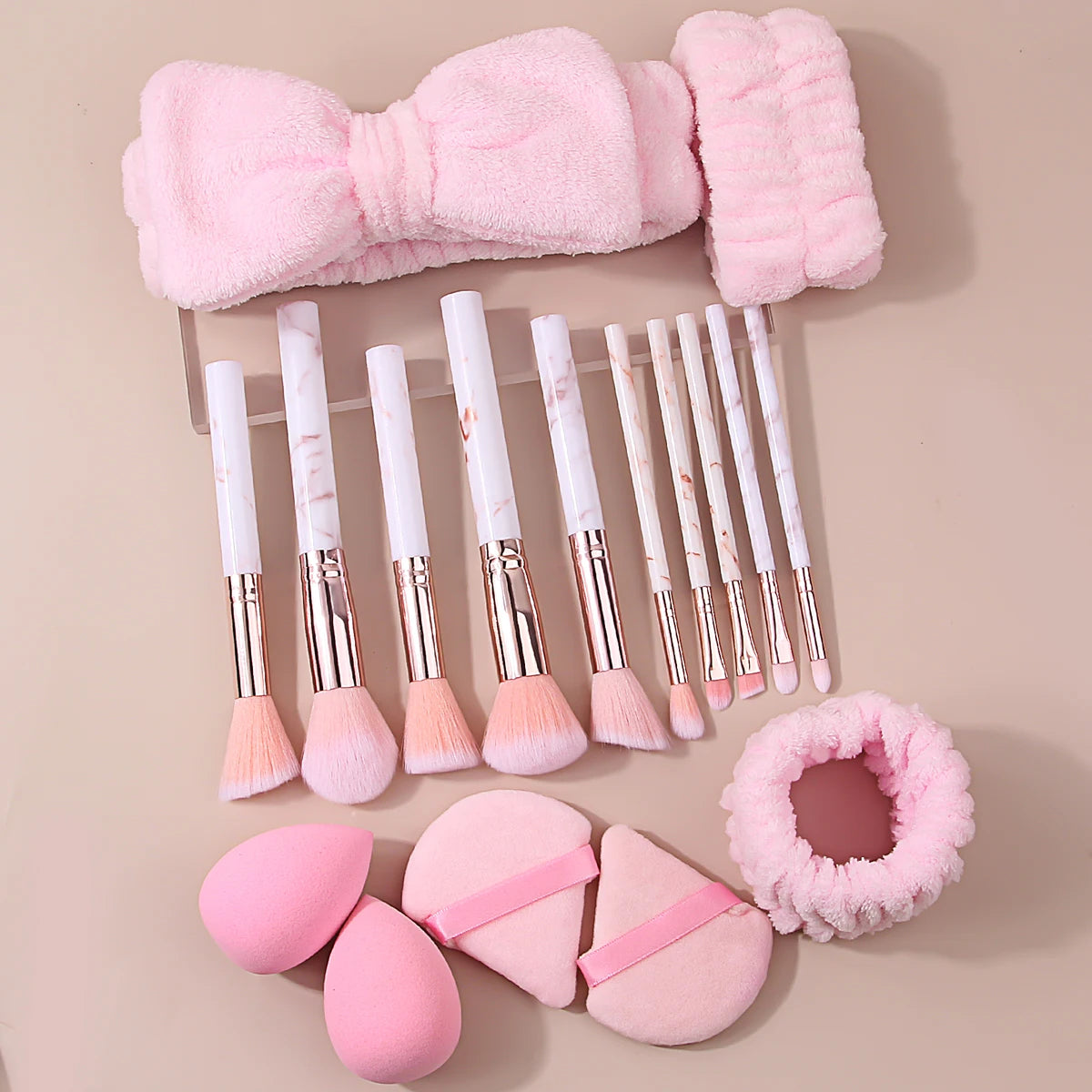 17 pçs conjunto de escova de maquiagem rosa, escova facial multifuncional + faixa de cabelo macio pulseira + esponja fina ovo triangular pó puff