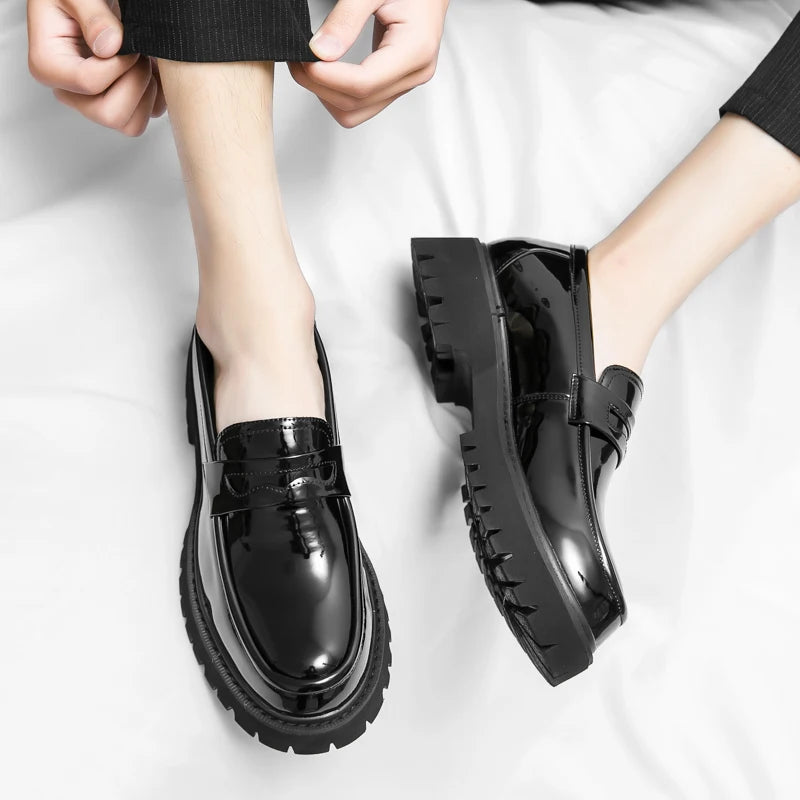 O homem da marca de luxo britânico clássico apontou sapatos vestido dos homens couro patente preto sapatos de casamento oxford sapatos formais moda brilhante