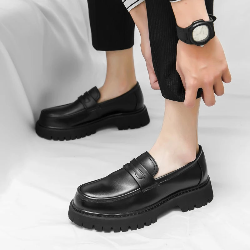 O homem da marca de luxo britânico clássico apontou sapatos vestido dos homens couro patente preto sapatos de casamento oxford sapatos formais moda brilhante