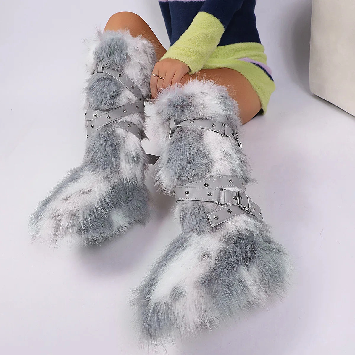 Botas femininas felpudas até o joelho |   Calçado de inverno com detalhes multi-fivela, texturas de leopardo e shearling