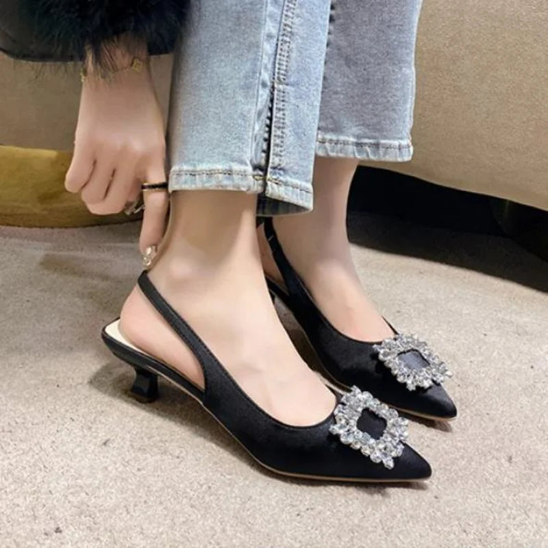 Verão Mulheres Sandálias Sapatos Novas das Mulheres Apontou Toe Raso Nude Diamante Rosa Sapatos Salto Baixo Voltar Strappy Sapatos Mulheres sapatos de vestido