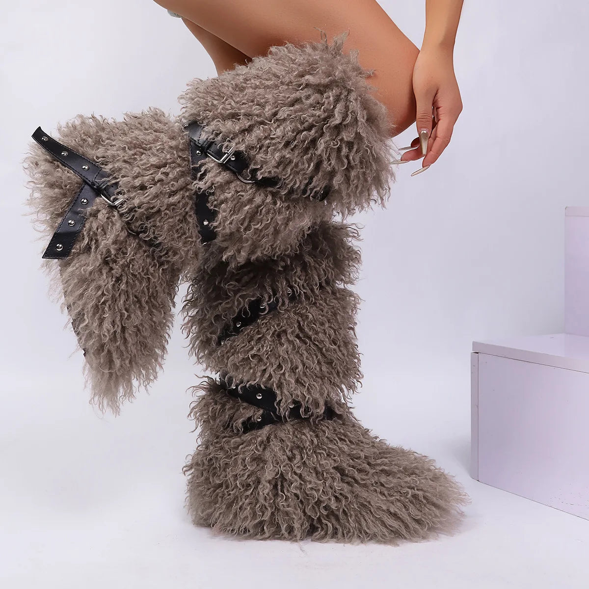 Botas femininas felpudas até o joelho |   Calçado de inverno com detalhes multi-fivela, texturas de leopardo e shearling