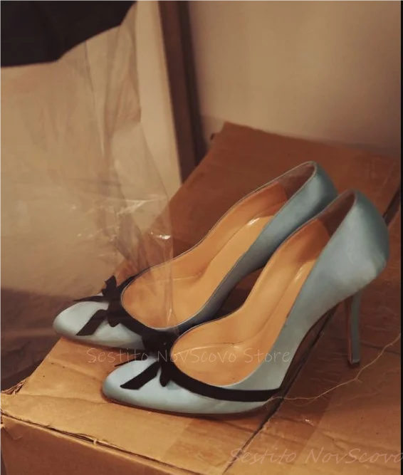 Dedo do pé apontado bombas de cetim azul com arco preto decoração saltos stiletto verão moda feminina vestido casual sandálias clássicas sola de borracha