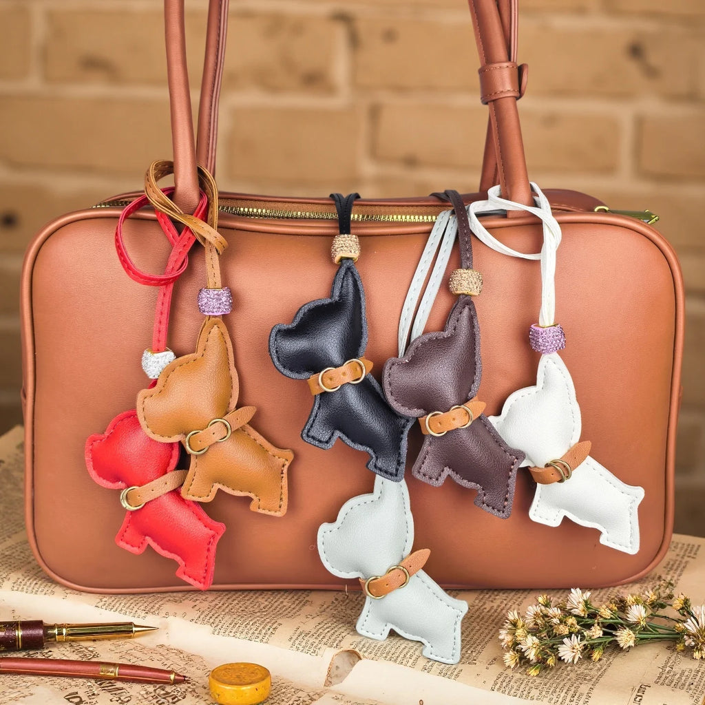 Pingente de Bolsa de Bulldog Francês em Couro PU Artesanal, Acessório de Bolsa de Cachorrinho Fofo com Miçangas de Strass e Coleira Estilosa, Presente Único