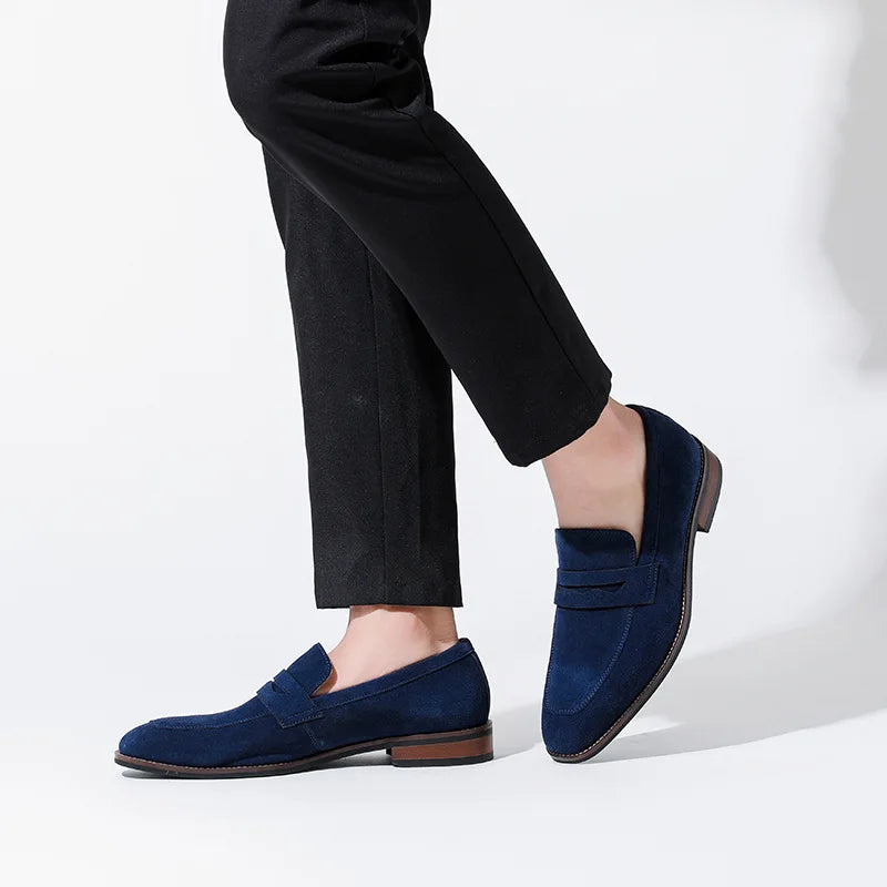 Marca masculina camurça mocassins de couro de vaca sapatos retro deslizamento-on sapatos formais masculinos sapatos de casamento