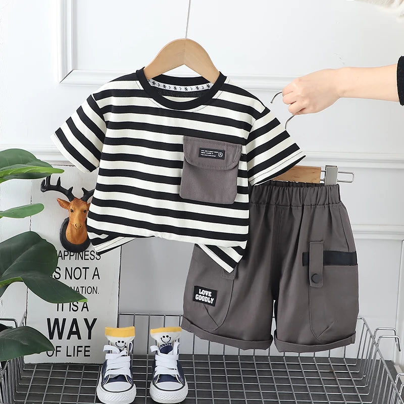 Baby Boys T-shirt listrada e shorts terno, traje casual infantil, roupas de treino infantis, roupas de verão infantil, moda nova, 2pcs set