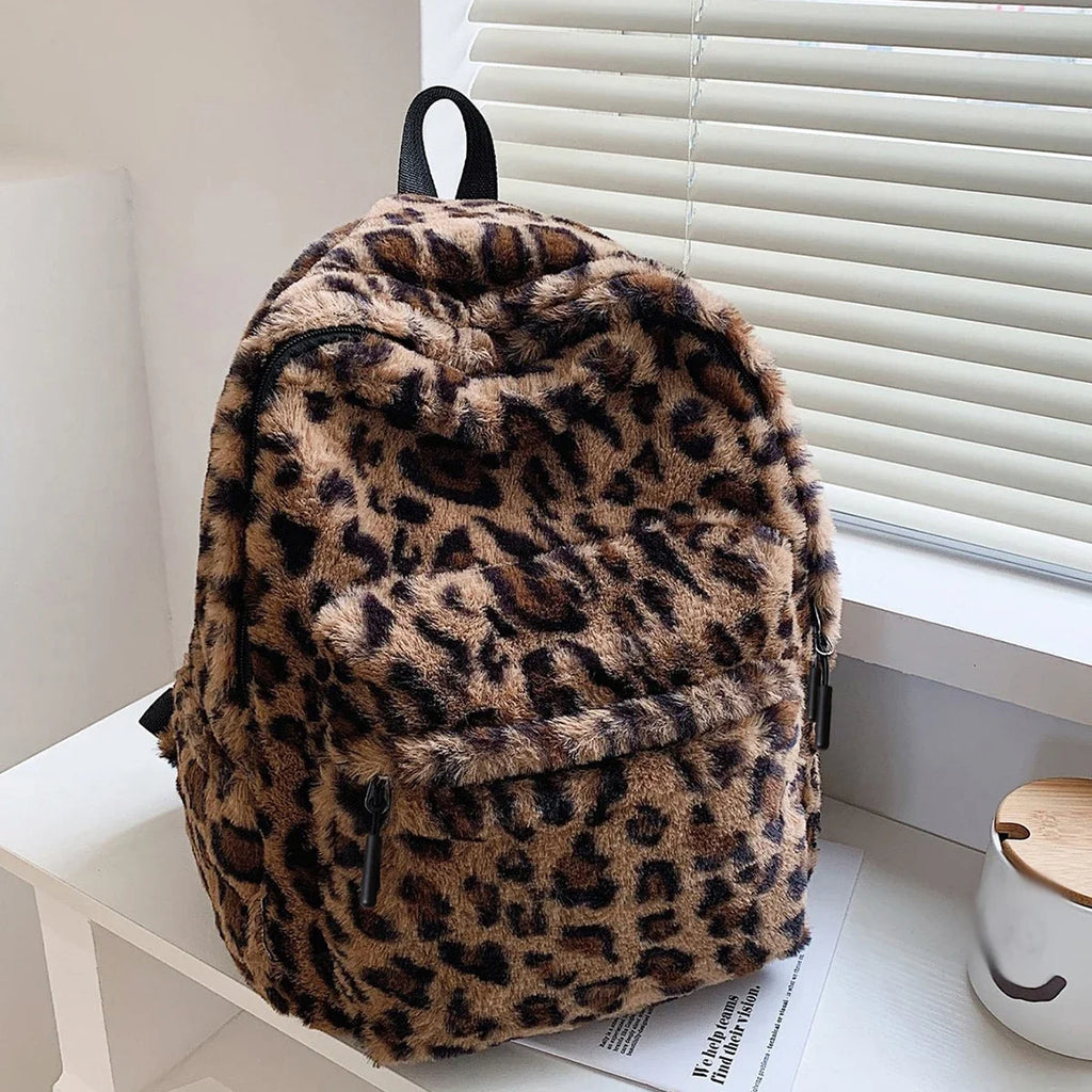 Mochila feminina luxuosa com estampa de leopardo, padrão marrom, vários bolsos, grande capacidade, material de pelúcia, zíper, alças ajustáveis, deslocamento