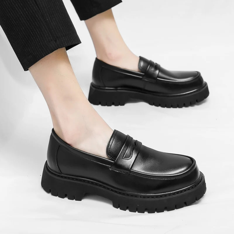 O homem da marca de luxo britânico clássico apontou sapatos vestido dos homens couro patente preto sapatos de casamento oxford sapatos formais moda brilhante