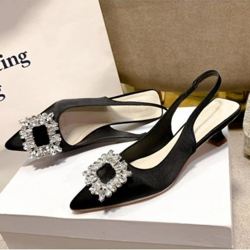 Verão Mulheres Sandálias Sapatos Novas das Mulheres Apontou Toe Raso Nude Diamante Rosa Sapatos Salto Baixo Voltar Strappy Sapatos Mulheres sapatos de vestido