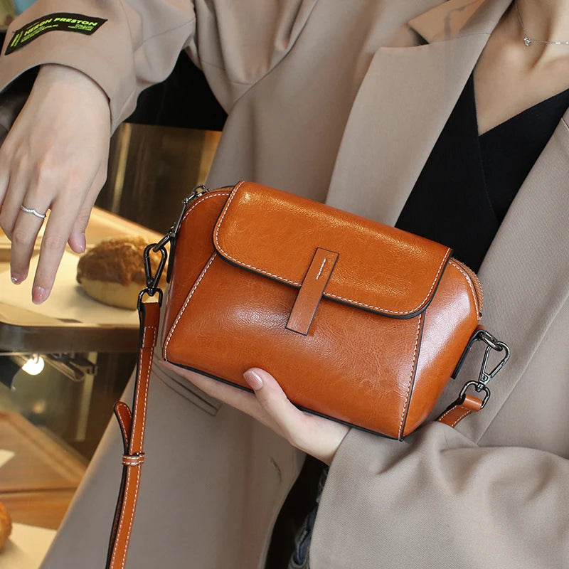 Bolsa transversal pequena de couro legítimo com acabamento em cera de óleo para mulher, bolsa fashion versátil em formato de concha, bolsa casual para celular.