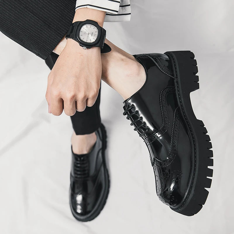 O homem da marca de luxo britânico clássico apontou sapatos vestido dos homens couro patente preto sapatos de casamento oxford sapatos formais moda brilhante