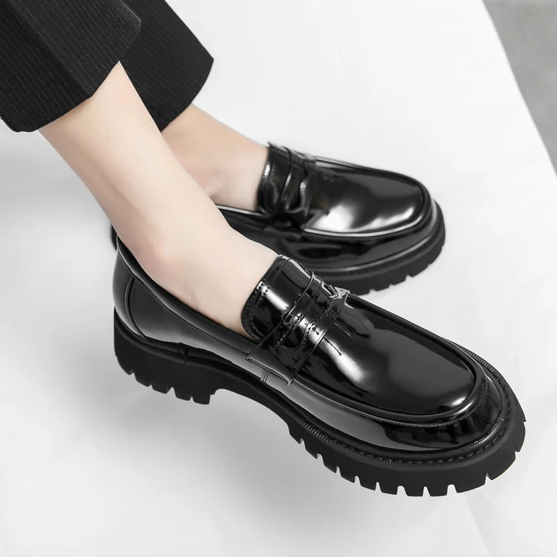 O homem da marca de luxo britânico clássico apontou sapatos vestido dos homens couro patente preto sapatos de casamento oxford sapatos formais moda brilhante