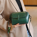 Bolsa transversal pequena de couro legítimo com acabamento em cera de óleo para mulher, bolsa fashion versátil em formato de concha, bolsa casual para celular.