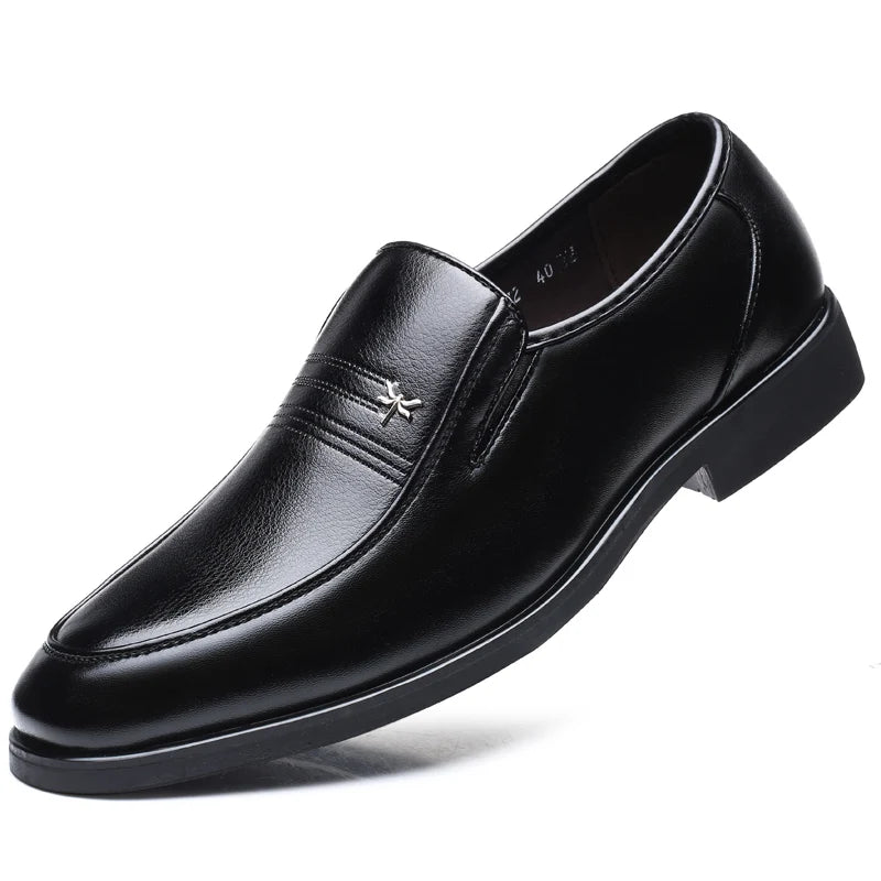 Sapatos casuais masculinos de couro de alta qualidade, confortáveis, leves, mocassins formais, sapatos respiráveis, sem cadarço, para dirigir