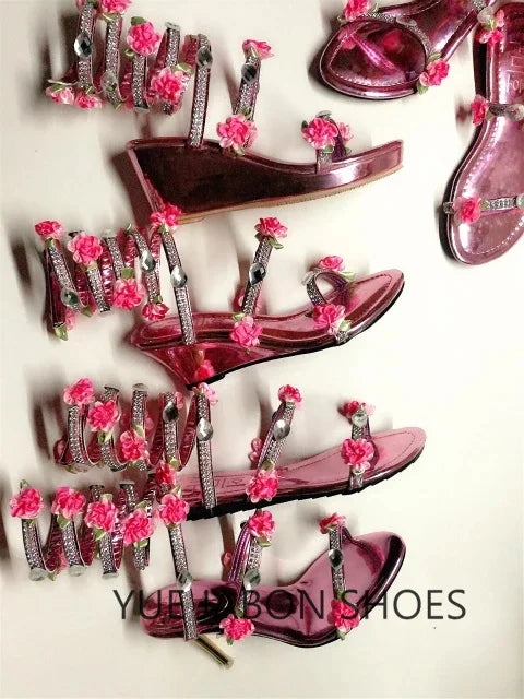 Sandálias luxuosas de verão, flor branca e rosa, sandálias femininas de salto baixo, punk gladiador, com strass, sapatos de festa de casamento