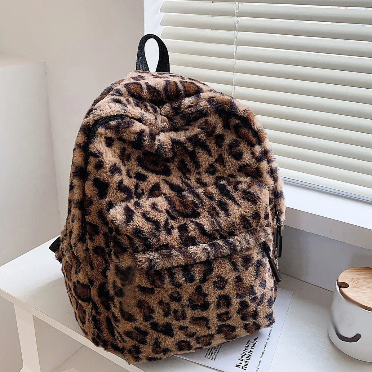 Mochila feminina luxuosa com estampa de leopardo, padrão marrom, vários bolsos, grande capacidade, material de pelúcia, zíper, alças ajustáveis, deslocamento